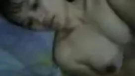 妻は夫が近くに眠っている間にビーチで犯さ ...