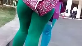 美しいブロンドは彼女の穴を示した おんな ...