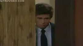 男はリビングルームでこのいたずらな先生を ...