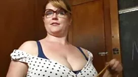 森の中でクソ若いかわいいカップル 女性  ...