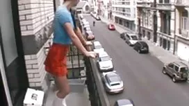 彼女は彼女の下着と肛門を露出しました 女 ...