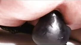 膣内は完全に剃られ、真新しいから腫れてい ...
