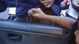 落石を投げて楽しんでいきます 女性 の  ...