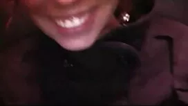 彼女は容赦なく彼女とブルネットのお尻をフ ...