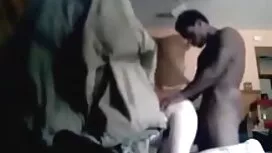 男は女性のために大きなコックを打つと彼女 ...