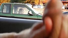 彼らは森の中で無実の女の子を縛り、それら ...