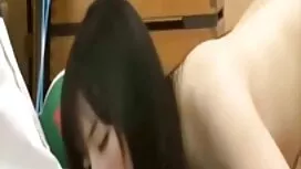 黒の男は赤の長いお尻にコックを取っていま ...